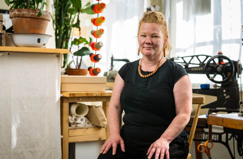 Tekoja Karjalasta: Hanna Piipposen jalkinemallistossa yhdistyvät katoava perinnetaito ja kuvataiteilijan luovuus