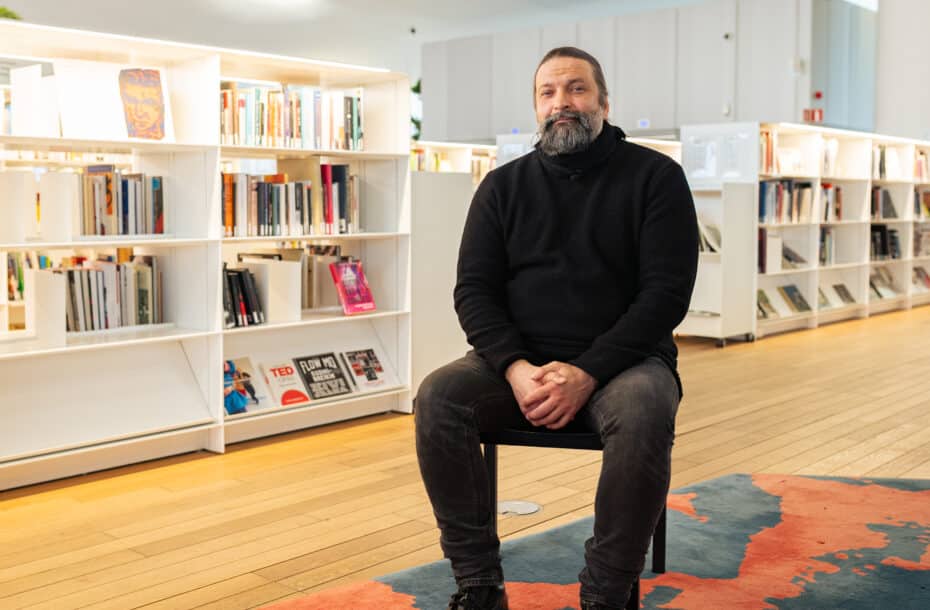 Tekoja Karjalasta: Kirjailija Riko Saatsin suonissa virtaa rajakarjalainen veri – “Olen yrittänyt ymmärtää sitä kokemushistoriaa, jonka kautta karjalan kieli on niin vakavasti uhanalaisessa asemassa”